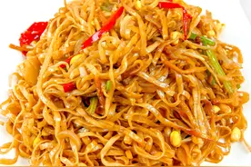 饭店都买不到的河南炒面条，这方法不粘锅不糊底！爽滑劲道吃不腻图片