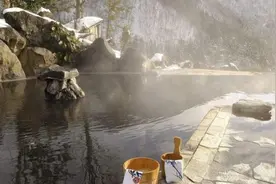 日本妹子在东北澡堂洗澡，刚进去就直呼：太开放了图片