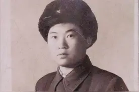 1950年，特等功臣住院被女医生发现秘密，惊呆战友，首长亲自接见图片