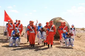 神舟十二号成功返回，内蒙古公安在着陆点守护，欢迎回家！图片