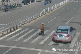呼和浩特市​抓拍“车不让行人”“行人不走斑马线”交警点名曝光图片