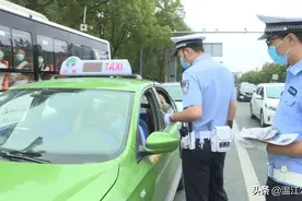 温江开查“一盔一带”，违者罚款扣分！图片