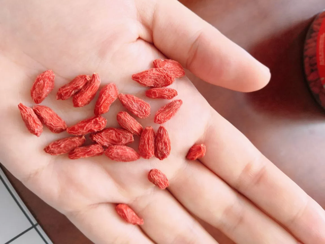 买枸杞，小心“掺假”，记3个妙招，轻松避开“问题”枸杞