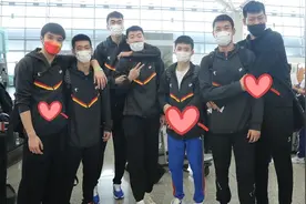 凯旋！辽宁男篮夺冠后回沈阳，郭艾伦未随队，杨鸣人气太高了图片