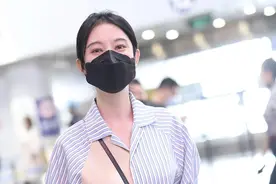 张俪穿拼接衬衫搭热裤长靴秀精致美腿图片