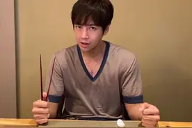 32岁亚洲王子张根硕晒照，暴瘦后法令纹太显老，还撞脸快男俞灏明图片