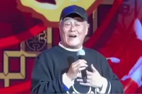 赵本山63岁罕见登台演出！满头白发状态差，唱歌明显气力不足图片