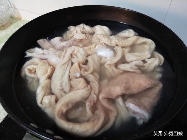 猪大肠好不好吃，清洗干净是关键，大厨教你1招，腥臭味自动去除