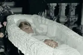 24年前，查尔斯泪流满面最后一次亲吻戴安娜，心怀愧疚地带她回家图片