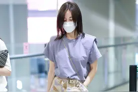 王子文这次玩飘了！大热天穿长靴配短T恤，是冷是热这时尚难懂？图片
