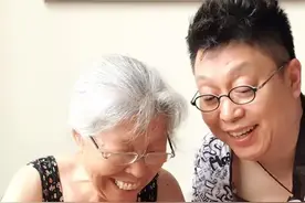 主持人王为念悼念亡母！在墓碑前久跪不起，亲自为母写歌引人泪目图片