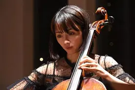 “小时候学钢琴花了几十万，现在只能在公司年会表演”图片