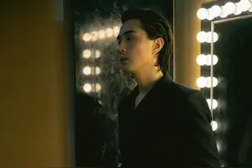 李承铉参加《哥哥》大爆火！穿西装戴眼镜变斯文败类，彻底逆袭图片