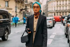 戴丝巾的女人很优雅，教你解锁它的百搭“系法”，时髦又显气质图片
