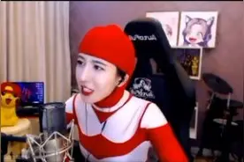 求路人心理阴影面积！呆妹儿穿奥特曼服装出街，回地球没换鞋？图片