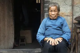 60岁的农民工一律辞退，农民老了没退休金怎么办？图片
