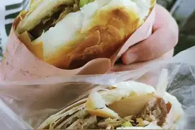 山东夫妻在老街卖肉夹馍，手工做馍肉放满，5元1个半天卖出1000个图片