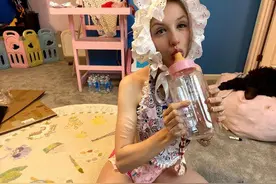 美25岁女子扮成婴儿生活，睡婴儿床玩玩具，每月花两千买尿不湿图片