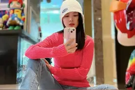 杜淳老婆这颜值真浪费，在家穿毛衣牛仔裤没气色，拖鞋毁了端庄感图片