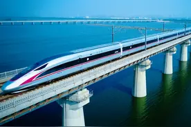 中国首条海上高铁成功合龙：时速350公里跨海行驶，能抗12级台风图片