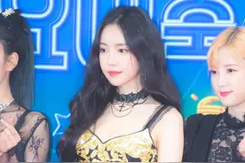 性感女神孙娜恩再次美出圈，穿绿连体裤时髦个性，凹凸身材裹不住图片