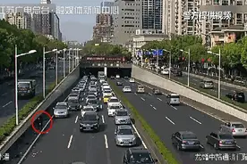 轿车一路飘着百元大钞，后方女子疯狂捡钱！原因太任性了…...图片