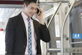 故事：二八大杠教训多嘴保安，新来报道，他就遇美女突袭图片