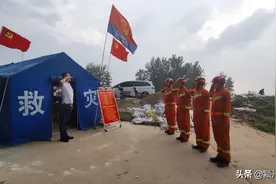 老兵归队！退役消防员来到抗洪一线，慰问消防指战员图片