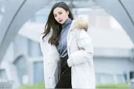 羽绒服 + 阔腿裤 = 今冬时髦搭配，保暖又显瘦图片