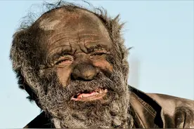 伊朗老汉60年不洗澡，独享世界纪录，还吃腐肉，把动物粪便当烟抽图片