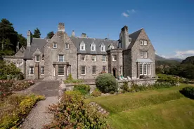 这所特工学校将以225万英镑出售，曾是二战秘密特工的绝密高地学院，课堂上他们学习默杀、伪造、抵抗酷刑图片