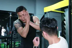 185的肌肉男教练，被150小伙子连扇耳光，网友：心疼想笑视频封面