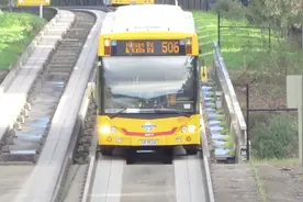再不怕堵车？澳大利亚给公交车建轨道，私家车想占道都难！视频封面