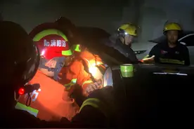 宝贝，别怕！“小不点”被反锁在车内一小时，消防员巧妙解救图片