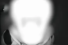 太吓人！陌生男子深夜敲独居女生家门，对着猫眼做“鬼脸”图片