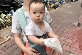 出来散步顺便取快递，没想到宝贝也想帮妈妈分担一点图片