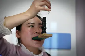 女子3年练成“赌神”绝技，把39颗骰子摇成一条线，足足半米高图片