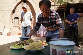 河南大爷收麦亲家来帮忙，午饭极简满桌没有一片肉，生活成啥样图片