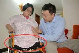 “无腿”妈妈试管生下双胞胎，如今5年过去，一家人现状如何？图片