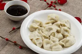 煮饺子时别再点凉水了，下锅前撒一点它，饺子筋道可口，不粘不破图片