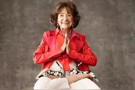 101岁印度美人：瑜伽长腿惊艳法国，小70岁男伴赞她：钻石般迷人图片