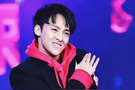 27岁男星录节目突发意外，手掌血流不止被紧急送医，伤照好吓人图片