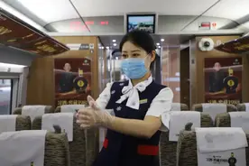 这位小姐姐在火车上比划啥呢？图片