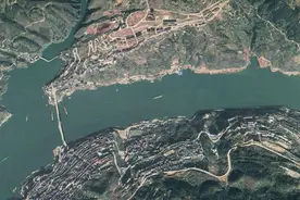 卫星上看湖北巴东县：县城位于长江两岸，依山而建少有平地图片