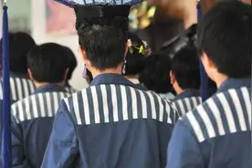 服刑人员在监狱里一年四季都穿什么衣服？图片