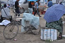 86岁大爷雨中卖稀罕货3元钱一个，26个卖了150元，一席话很感人图片