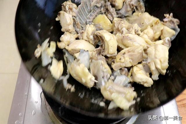 16一斤的甲鱼到底怎么做才香？加点鸡肉一起炖，汤鲜肉嫩还大补