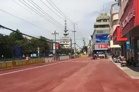连云港赣榆时代广场出入口铺设红色沥青，提升老城区商圈消费体验图片