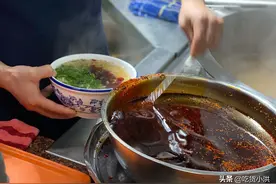 兰州8元一碗的牛肉面，因生意太好人太多，食客只能在外面蹲着吃图片