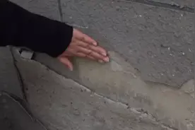 通州张家湾镇这一小区刚建成五年墙皮就大片脱落？专家：材料强度不达标图片